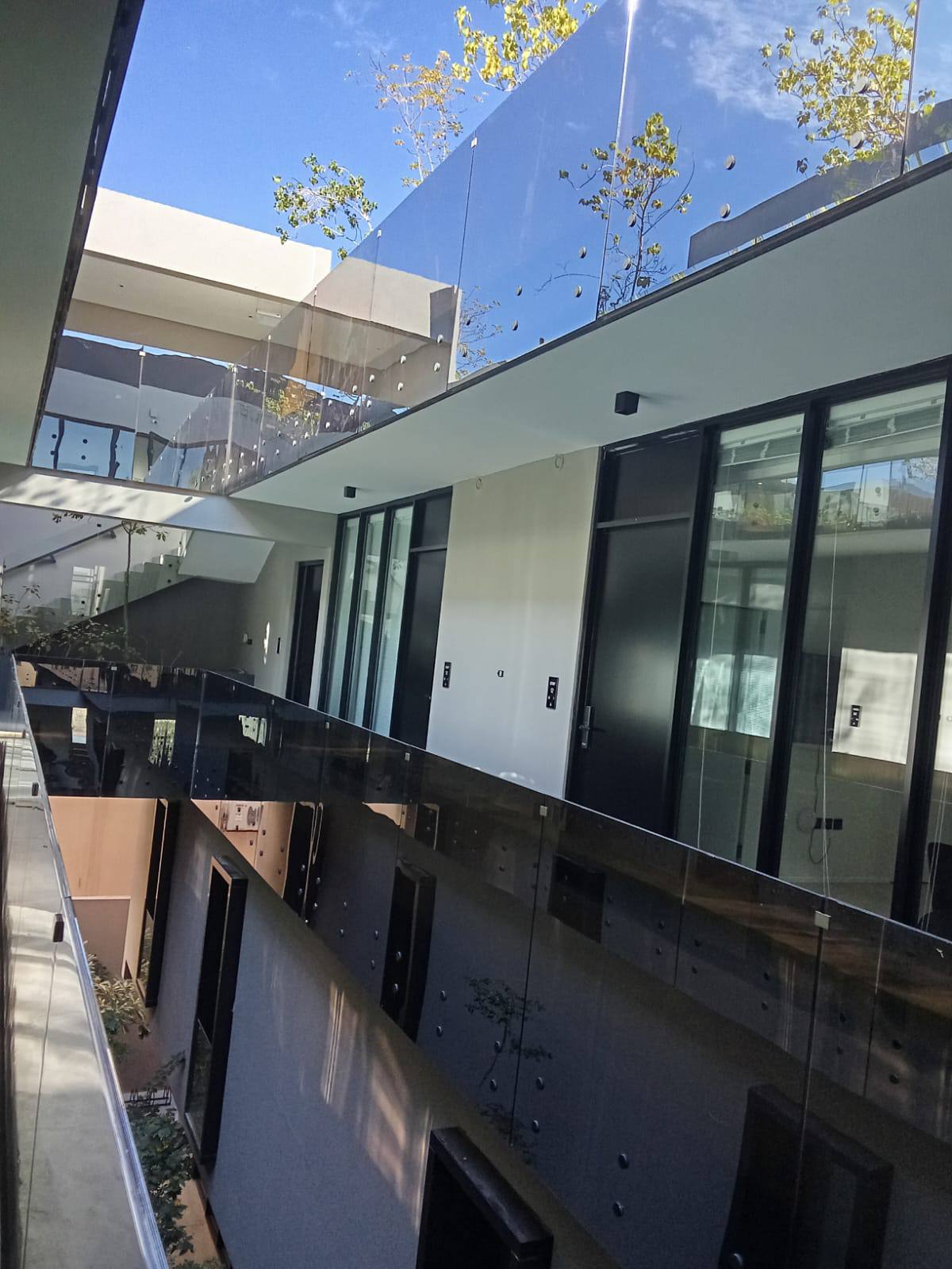 قواطع زجاجية للمكاتب